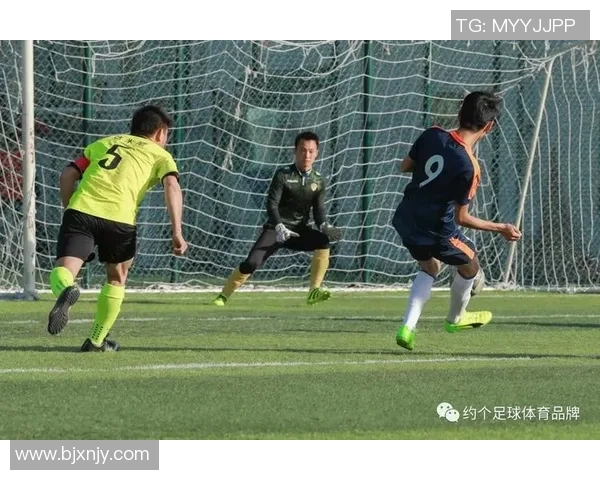 河床队与查卡里塔青年队的激烈对决展现足球魅力与团队精神 河床队与查卡里塔青年队的激烈对决展现足球魅力与团队精神