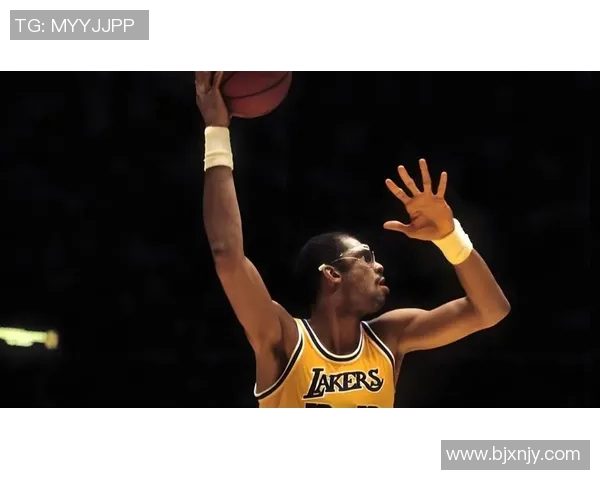 天勾贾巴尔与尤因的传奇对决:篮球历史上的巅峰时刻解析 天勾贾巴尔与尤因的传奇对决:篮球历史上的巅峰时刻解析